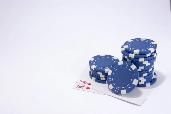 Fichas de póquer azul y tarjetas de póquer blanco aislado fondo — Foto de Stock