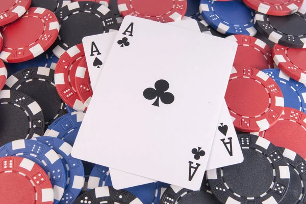 Tarjetas de póquer Texas Holdem y antecedentes de fichas de Casino — Foto de Stock