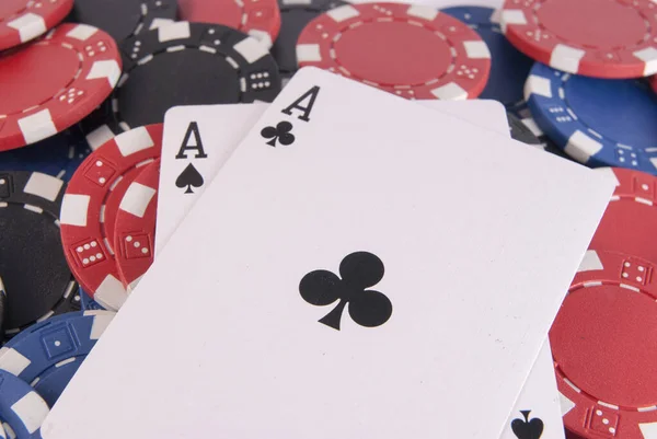 Tarjetas de póquer Texas Holdem y antecedentes de fichas de Casino — Foto de Stock