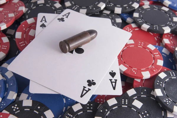 Dobles ases Texas Holdem poker tarjetas y Casino chips pistola bala — Foto de Stock