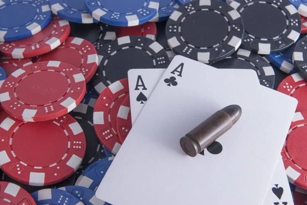 Dobles ases Texas Holdem poker tarjetas y Casino chips pistola bala — Foto de Stock