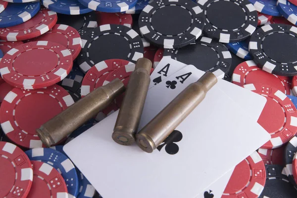 Dobles ases Texas Holdem poker cards y Casino chips pistolas balas — Foto de Stock