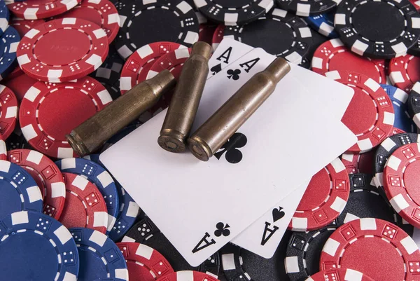 Texas holdem poker kartlarında çift as ve kumarhane fişlerinde silah mermileri
