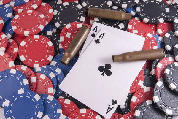 Dobles ases Texas Holdem poker cards y Casino chips pistolas balas — Foto de Stock