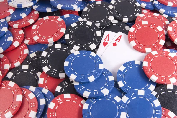 Tarjetas de póquer Texas Holdem y antecedentes de fichas de Casino — Foto de Stock