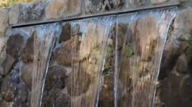 Eski sanayi bölgesinde şelale