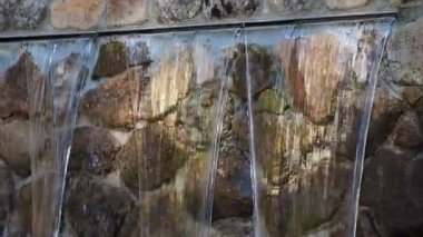 Eski sanayi bölgesinde şelale