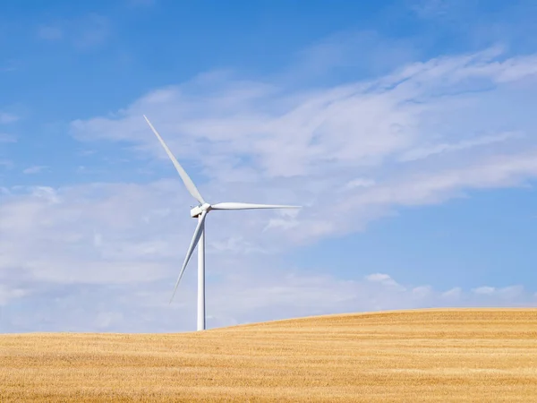 Turbina Eólica Energías Renovables Contra Cambio Climático Cosechadas Campo — Foto de Stock