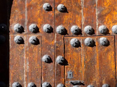 Paslı demir süslemeli ortaçağ ahşap kapısı