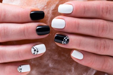 Siyah ve beyaz manikür