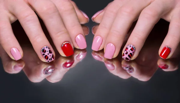 Rood Roze Manicure Met Een Patroon — Stockfoto