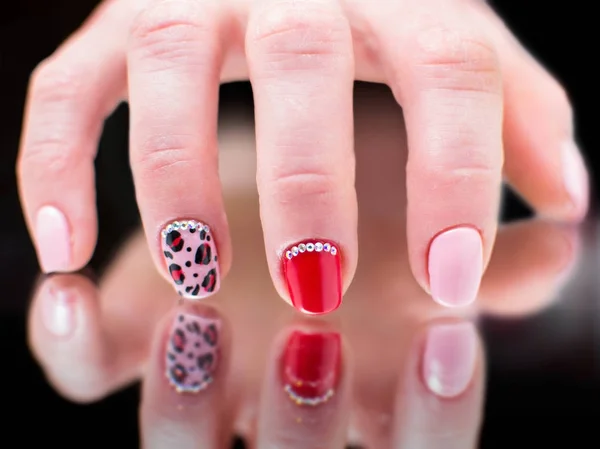 Rood Roze Manicure Met Een Patroon — Stockfoto