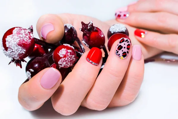 Rood Roze Manicure Met Een Patroon — Stockfoto