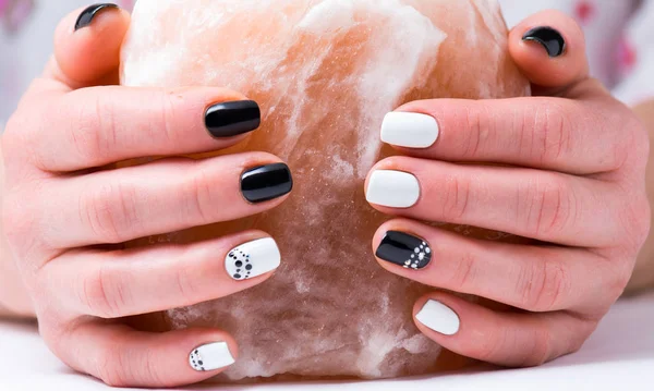 Czarno Białe Manicure — Zdjęcie stockowe