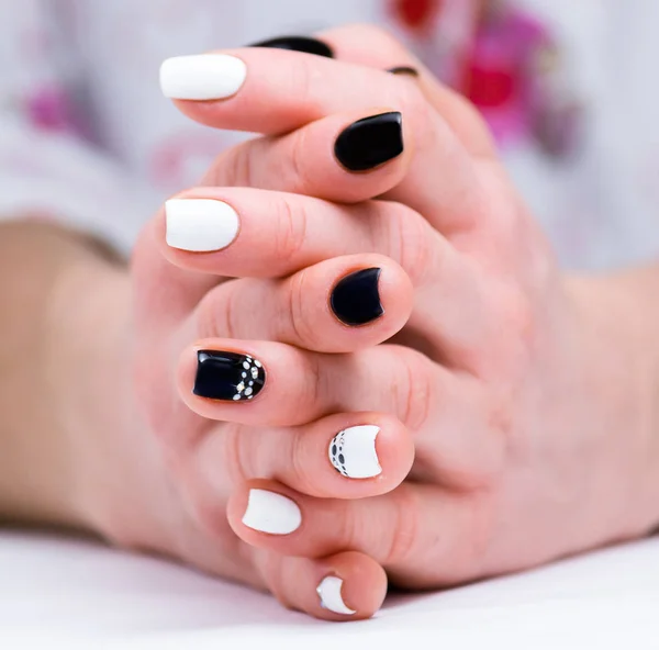 Czarno Białe Manicure — Zdjęcie stockowe