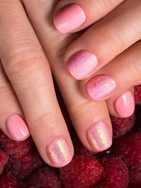 Zachte Roze Manicure Met Patroon — Stockfoto