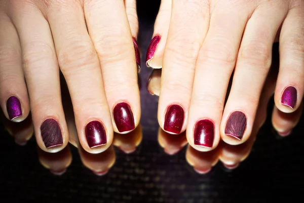 Bordowy Manicure Czarnym Tle — Zdjęcie stockowe