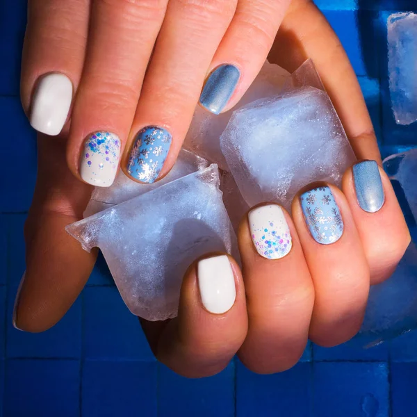 Buz Ile Mavi Beyaz Manikür — Stok fotoğraf