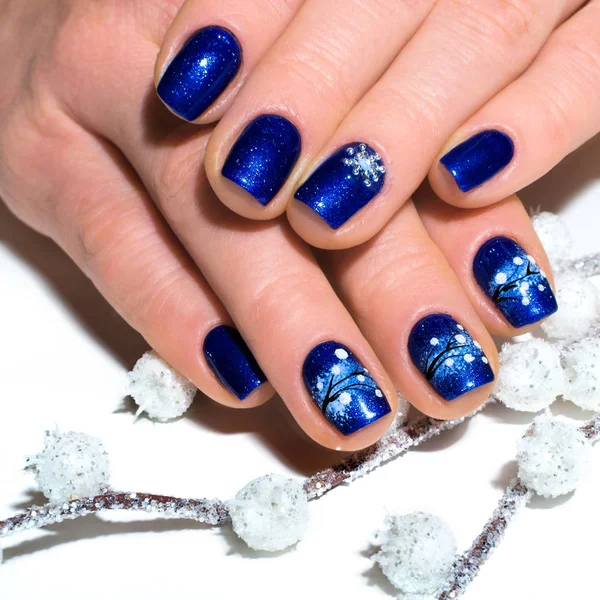 Blauwe Manicure Met Een Patroon — Stockfoto