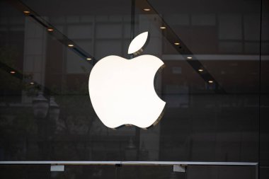 Portland, ya da / Amerika Birleşik Devletleri - 21 Haziran 2018: 4 Avenue şehir Portland Store Apple logosu.
