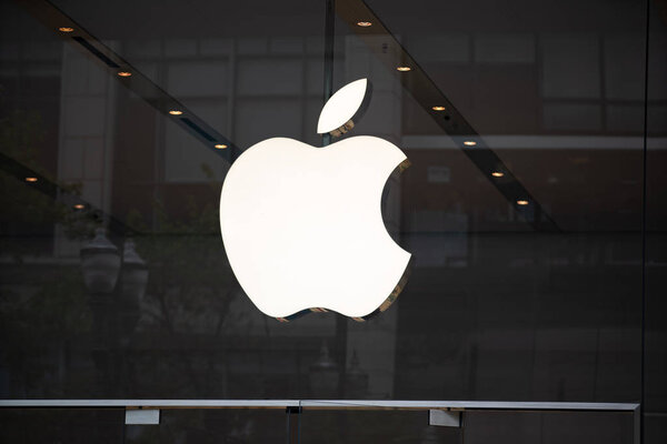 Портленд, штат Орегон / США - 21 июня 2018: логотип Apple на магазине на 4-й авеню в центре Портленда
.