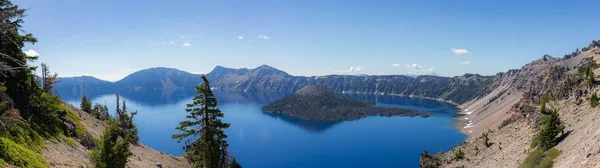 Blick Auf Den Kratersee Sommer Zauberinsel Inmitten Blauen Wassers — Stockfoto