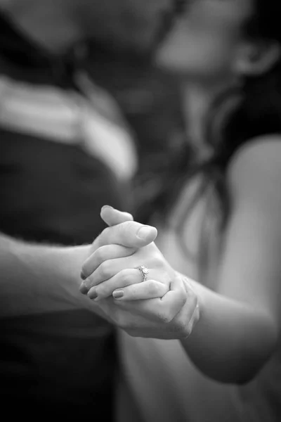 订婚情侣接吻 手拿着戒指和指甲 — 图库照片