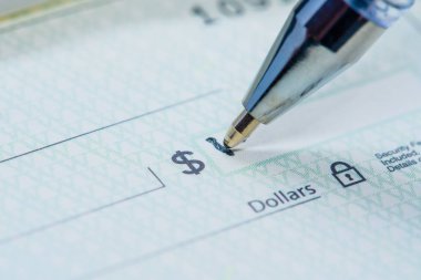 Kadar para birimi cinsinden tutarını banka çek yazma bir kalem görünümü Kapat.