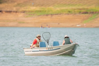 Hagg Lake, ya da / Amerika Birleşik Devletleri - 12 Ağustos 2018: iki yaşlı insanlar bir tekne gölde balık (çift).