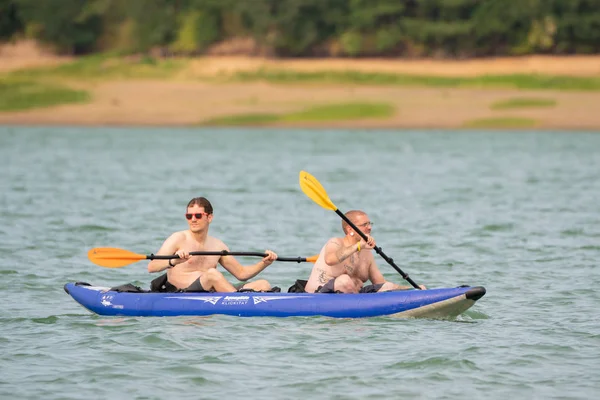 Hagg Lake Usa Agosto 2018 Dois Machos Adultos Remando Canoa — Fotografia de Stock