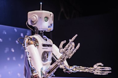 Portland, ya da / ABD - 14 Temmuz 2018: Omsi robotik sergi girişinde mekanize robot