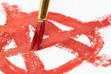 Anarşi sembolü beyaz kağıt üzerine çizim boya fırçası