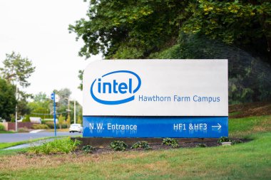 Hillsboro, veya / Amerika Birleşik Devletleri - 16 Ağustos 2018: Intel Corporation'ın işareti alıç girişinde çiftlik kampüs.