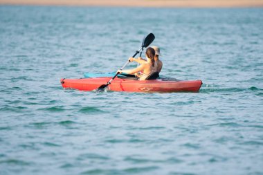 Kayak gölde genç çift.