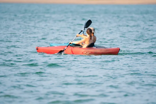 Young Couple Lake Kayaking — Stock Photo, Image