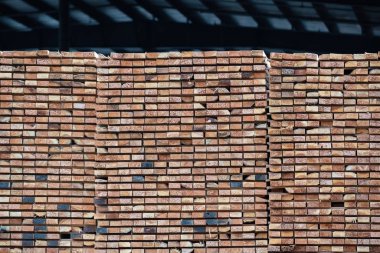 Kereste yard fabrikada ahşap plakalar yığınları.