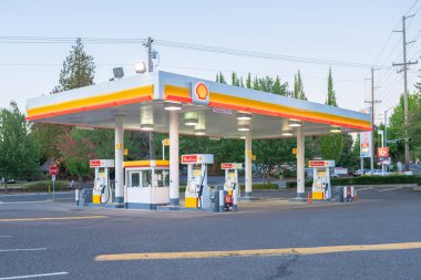Portland, ya da / Amerika Birleşik Devletleri - 3 Eylül 2018: Shell benzin istasyonu akşam