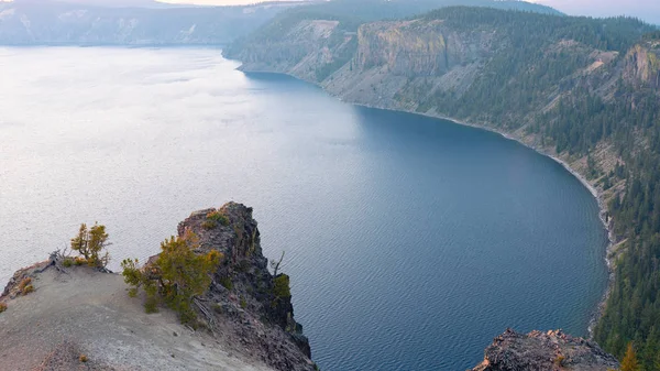 Felsige Klippe Über Dem Kratersee Oregon — Stockfoto