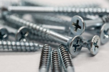 Metal vida ile criss cross ve normal kafaları yığını.