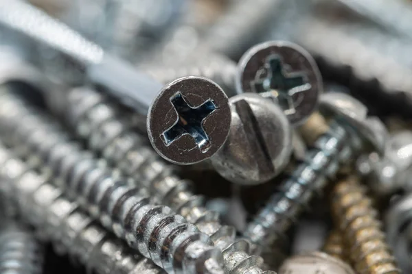 Stapel Von Metallschrauben Mit Kreuz Und Normalen Köpfen — Stockfoto