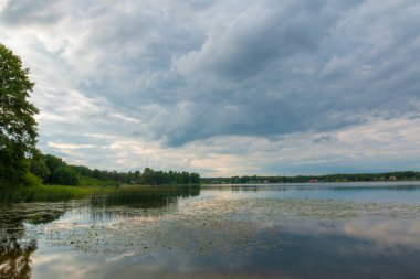 Kırsal Litvanya doğal yansıtan Gölü.