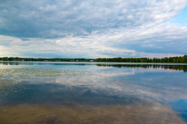 Kırsal Litvanya doğal yansıtan Gölü.