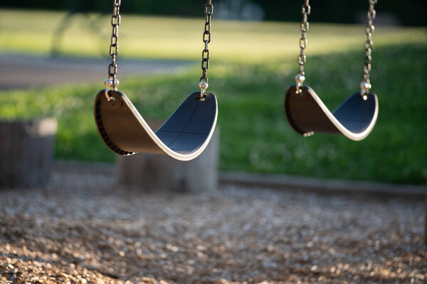 Качели для детей в теплый солнечный вечер
.