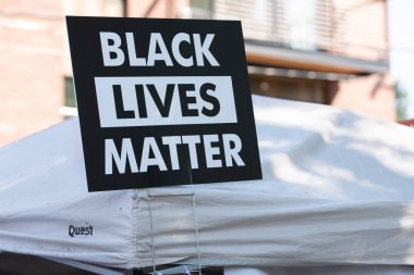 Portland, ya da / Amerika Birleşik Devletleri - 18 Ağustos 2018: siyah yaşıyor olursa olsun afiş üzerinde çadır