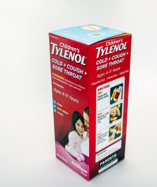 Portland, ya da / ABD - 8 Eylül 2018: çocuk Tylenol tıp beyaz arka plan üzerinde izole bir kutu içinde.