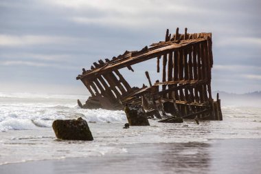 Peter Iredale batık Oregon kıyılarında, Astoria.