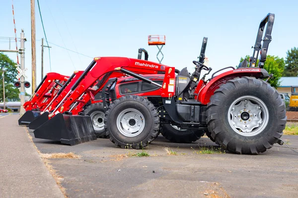 Newberg Usa Juillet 2018 Mahindra Matériel Machinerie Lourde Agricole Stationné Photos De Stock Libres De Droits