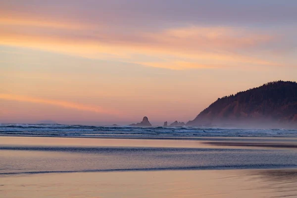 Pasifik Plaj Dağlar Kayalar Ile Gün Batımında Ufukta — Stok fotoğraf