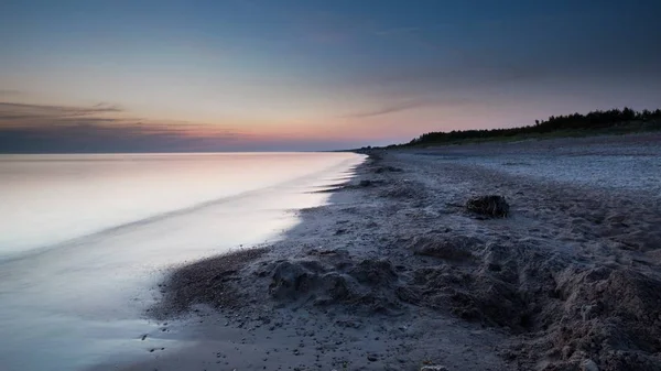 Solnedgång Över Östersjön Med Strandlinjen Kommer Horisonten Sand Och Silkeslen — Stockfoto