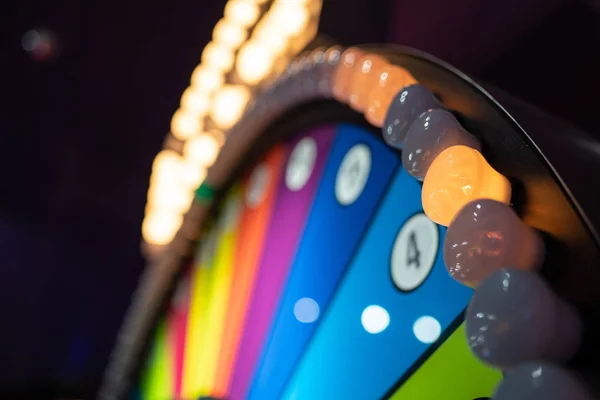 Arcade Máquina Juego Cerca Rueda Gigante Con Secciones Coloridas Luces — Foto de Stock